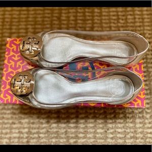Preowned Tory Burch flats in silver size 36.5